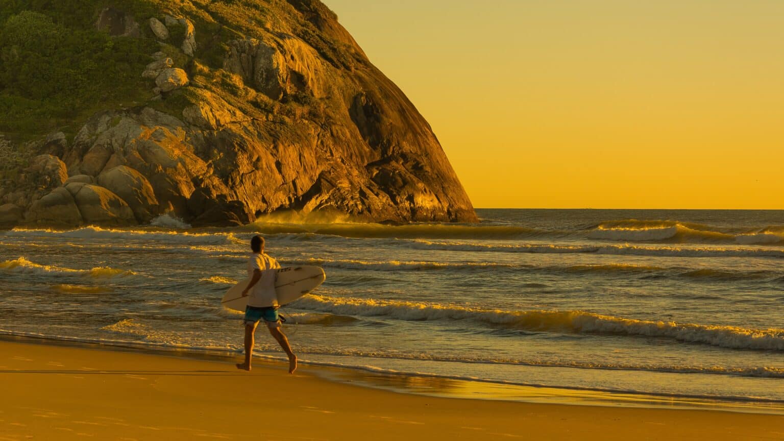 Surfista com prancha na Prainha, praia da saudade
